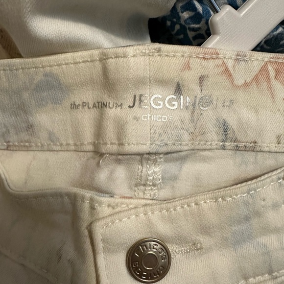 NWT Chicos Platinum Diffused Floral Jeggings - Picture 5 of 7